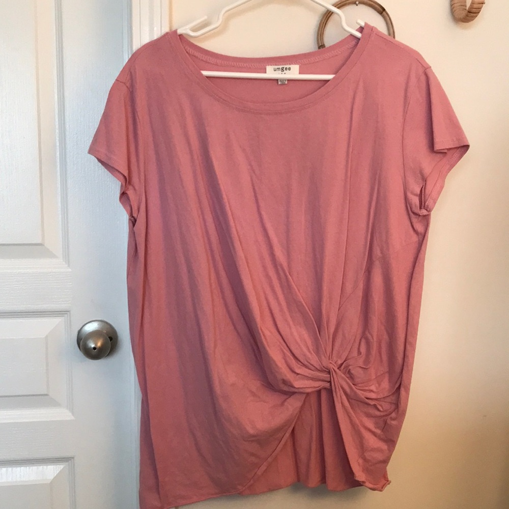Umgee scoop neck t-shirt, short sleeves, raw hem, pick-up knot twist sewn in.